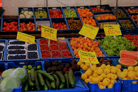 市场上的新鲜水果标签荷兰各种水果的名称和价格香草果杏仁意大利葡萄和新鲜采摘柠檬图片