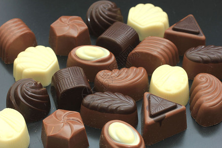 各种形状和颜色的豪华巧克力图片
