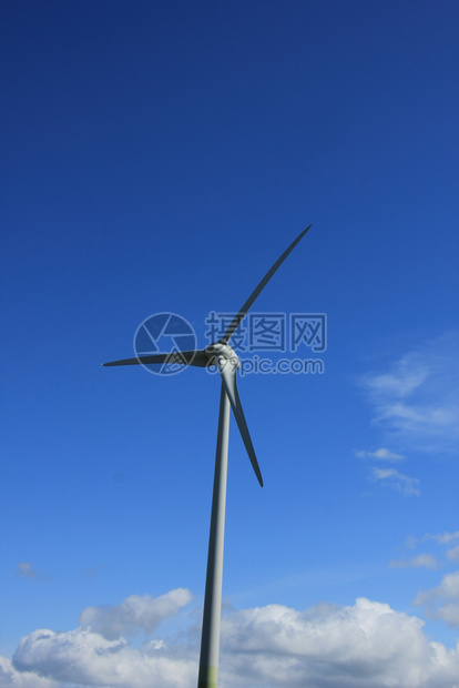 风力涡轮机在蓝天发电图片