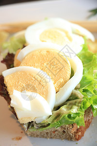 新鲜鸡蛋三文鱼明治熏鲑鱼生菜鲜蛋和鸡图片
