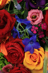 混合花安排不同颜色的婚礼花朵图片