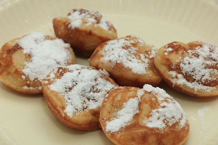 Poffertjes荷兰小松软的煎饼配有奶粉糖和黄油图片