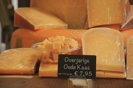 在市场摊位上展示的荷兰传统奶酪语标签上的文字非常古老的奶酪50克用于795图片