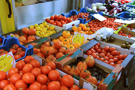 市场上的新鲜西红柿标签各种西红柿以荷兰价格欧元计的图片