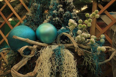 圣诞节装饰品在圣诞节零售店以茶叶和面粉蓝色颜制作背景图片