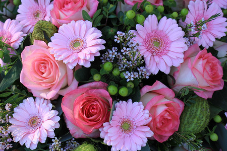 婚礼的混合粉红色花安排玫瑰和红花图片