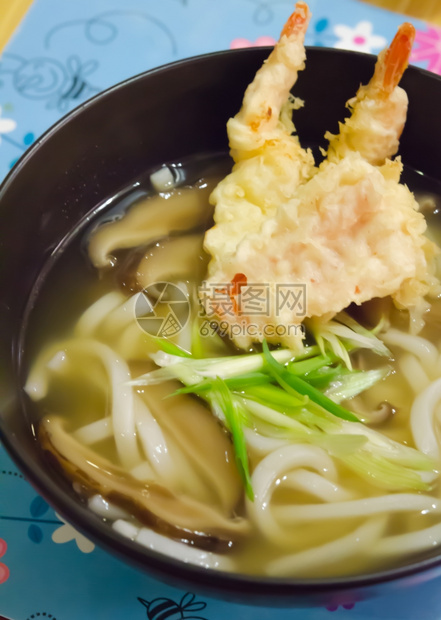 黑碗日本菜面虾图片