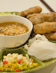 越南关于大米纸和蔬菜的肉丸南宁图片