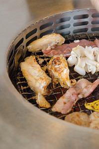烤猪肉鸡和混合海鲜图片