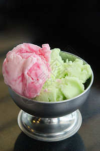 草莓冰淇淋和绿茶碗中的冰淇淋图片