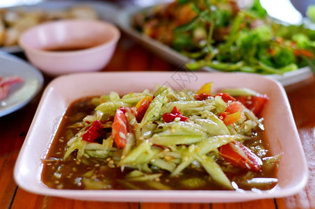 辣黄瓜沙拉加发酵鱼泰国食物图片