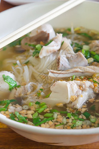 大米面汤有肉和蔬菜筷子图片