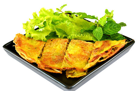 越南人用新鲜蔬菜为越南人盛装的脆煎蛋卷饼供应新鲜蔬菜图片