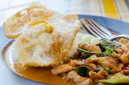 炸鸡蛋加米饭和猪肉炒辣椒和甜烤肉卷饼咖喱酱图片