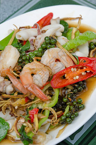 炒虾和鱿鱼盘子上混合蔬菜辣图片