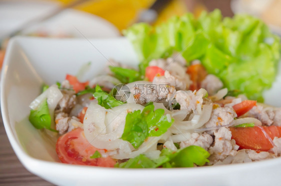 辣味沙拉配肉末粉丝辣椒和新鲜蔬菜泰式食物图片