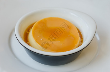 奶油焦糖奶油布丁在碗里图片
