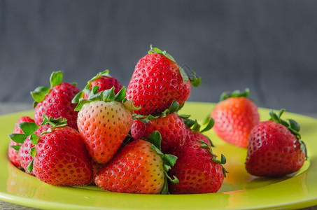 菜上新鲜红色草莓的特写镜头红草莓背景图片