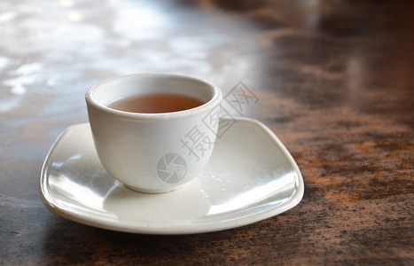 来杯热茶在桌上图片