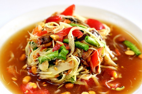 泰国木瓜色拉辛辣由多种蔬菜混合而成图片