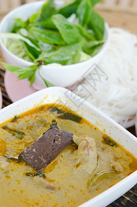 咖喱鸡饭配米粉和新鲜蔬菜背景图片