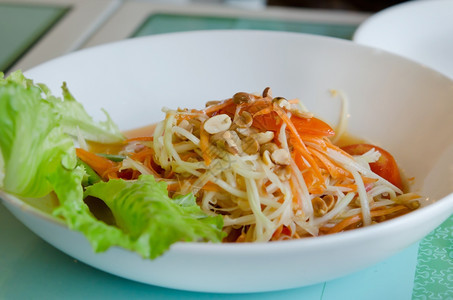 泰国木瓜沙拉辛辣多种蔬菜混合而成图片