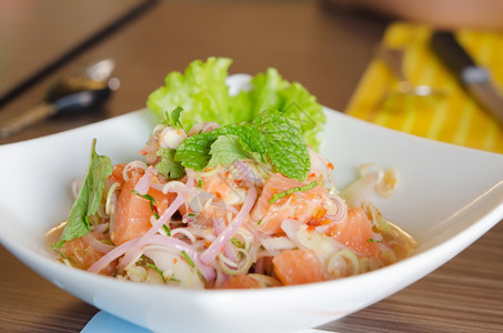 热辣鲑鱼沙拉加混合蔬菜图片