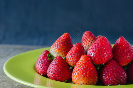 把新鲜的红色草莓和水果放在盘子里红草莓图片