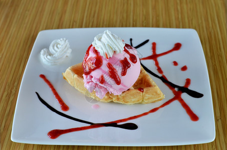 带草莓冰淇淋的松饼和鞭打奶油图片