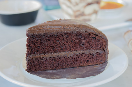 巧克力蛋糕白盘上巧克力软糖蛋糕的切片图片