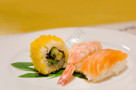虾寿司和鲑鱼图片