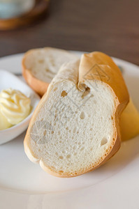 切片面包以美味的奶酪关闭白餐上的面包片图片
