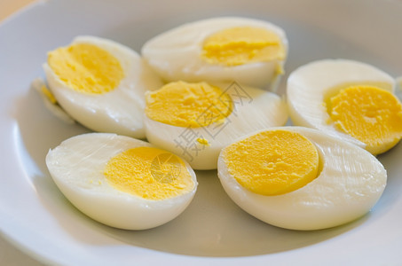 鸡蛋煮熟了把的鸡蛋切碎在盘子上图片