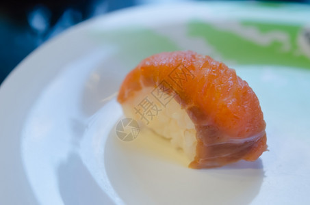 寿司卷白菜上加鲑鱼图片