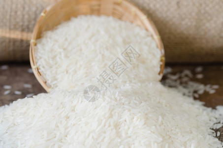 白稻谷木制桌上的白稻谷图片