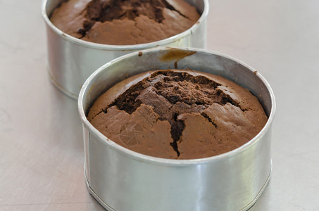 铝容器中的新鲜巧克力蛋糕图片