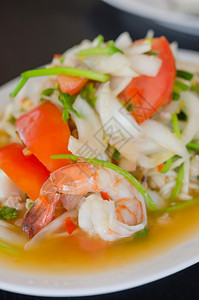 辣沙拉虾和混合蔬菜图片