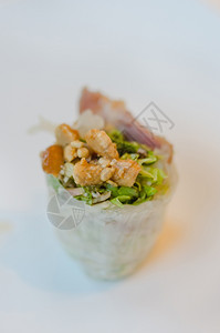 新鲜春卷在菜盘越南食品上背景图片