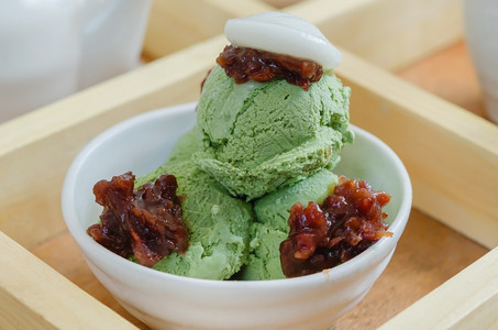 日本绿色茶叶冰淇淋和煮红豆日本甜点背景图片