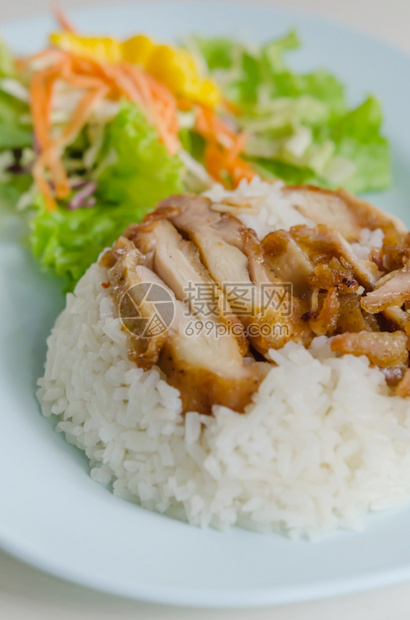 鸡肉和盘子上蒸米饭的鸡肉图片