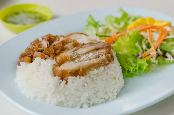 鸡肉和盘子上蒸米饭的鸡肉图片