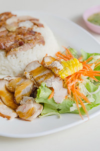 炒猪肉和大米鸡尾猪肉和鲜沙拉配有新的沙拉配有蒸米背景图片