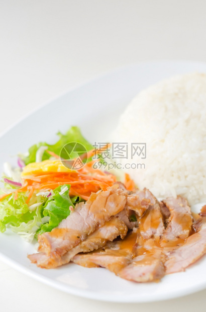 炒猪肉和大米鸡尾猪肉和鲜沙拉配有新的沙拉配有蒸米图片