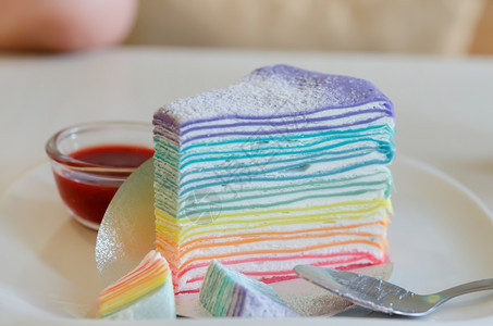 彩虹crepe蛋糕配有草莓酱图片