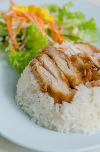米饭炸鸡把炸鸡和蒸饭放在盘子里图片