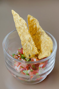含盐酸玉米片的托蒂拉薯含盐酸的托蒂拉薯片浸入鸡尾酒杯图片