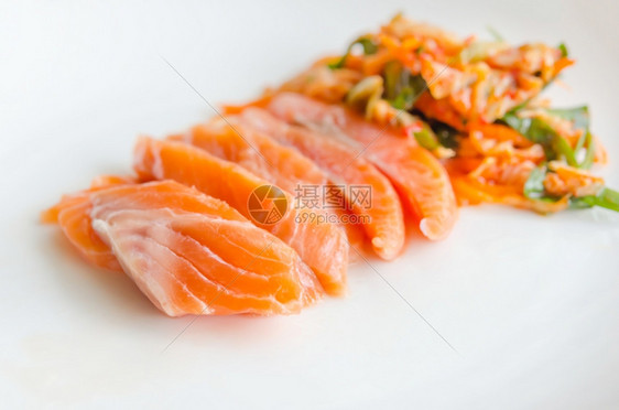 关闭鲑鱼生日式本风格的烹饪图片