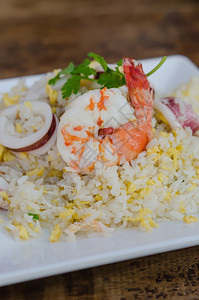 炸米饭以虾和鱿鱼关闭炸米饭图片