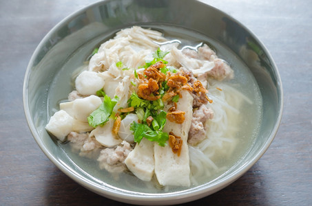 越南一碗面汤配香肠洋葱菜和香肠图片