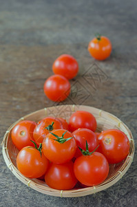 樱桃番茄红木质背景图片